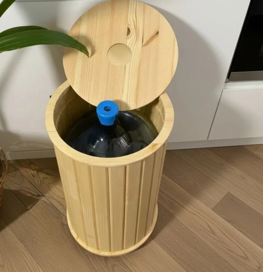 Mesa lateral nórdica para dispensador de água em madeira de pinho premium
